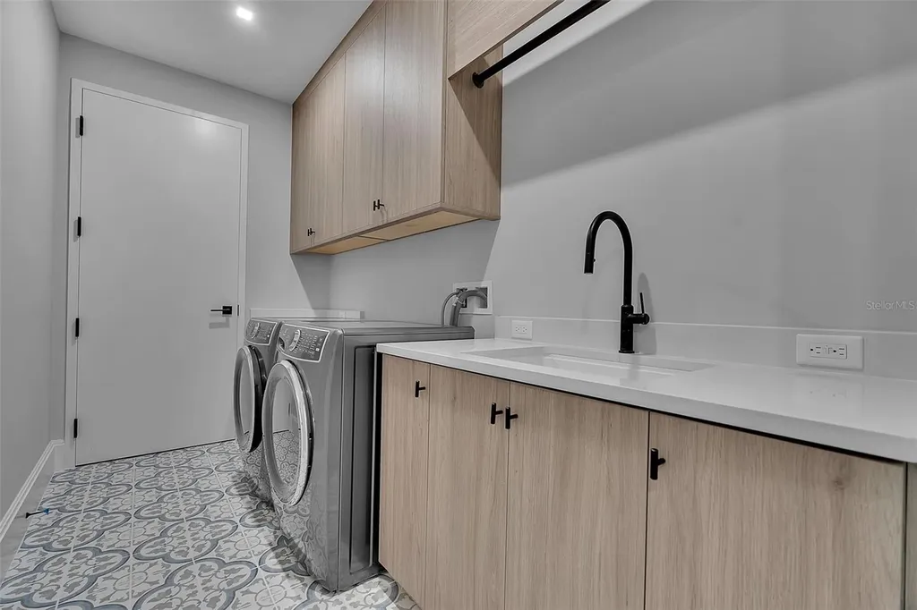 70 Avenida Veneccia Sarasota FL 34242