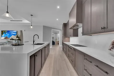 70 Avenida Veneccia Sarasota FL 34242