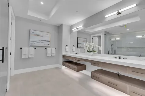 70 Avenida Veneccia Sarasota FL 34242