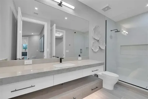 70 Avenida Veneccia Sarasota FL 34242