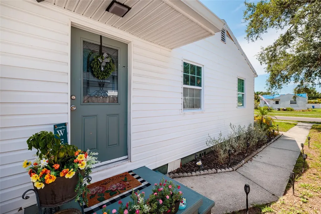 1220 56th Avenue N St Petersburg FL 33703