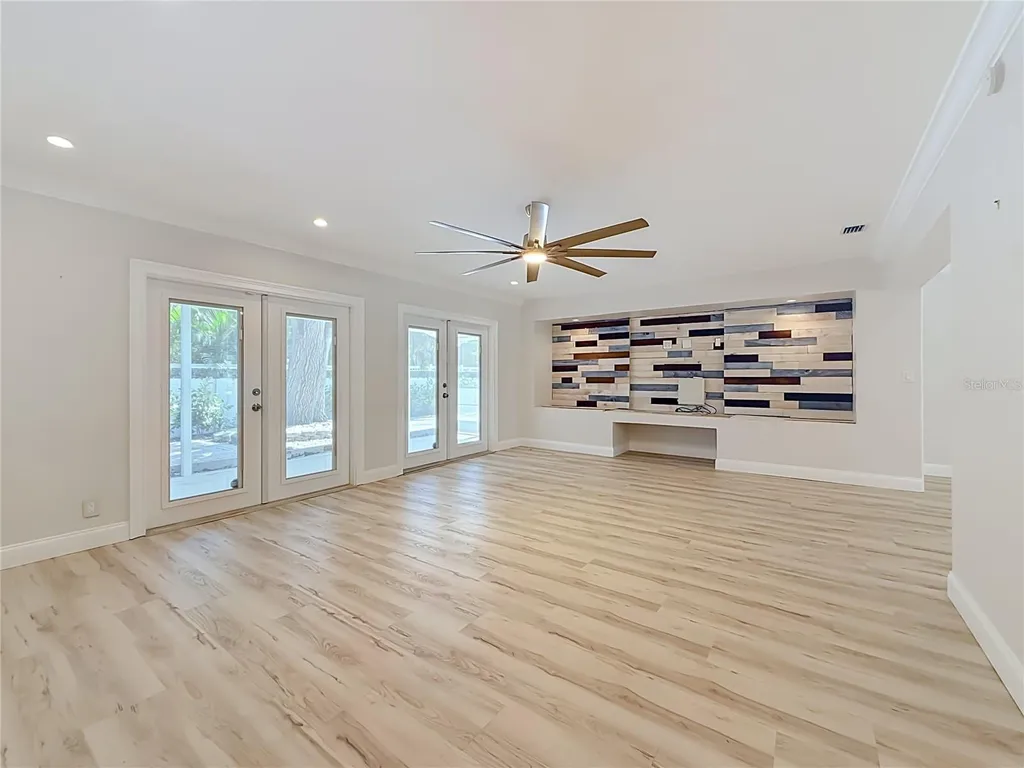 8270 30th Avenue N St Petersburg FL 33710