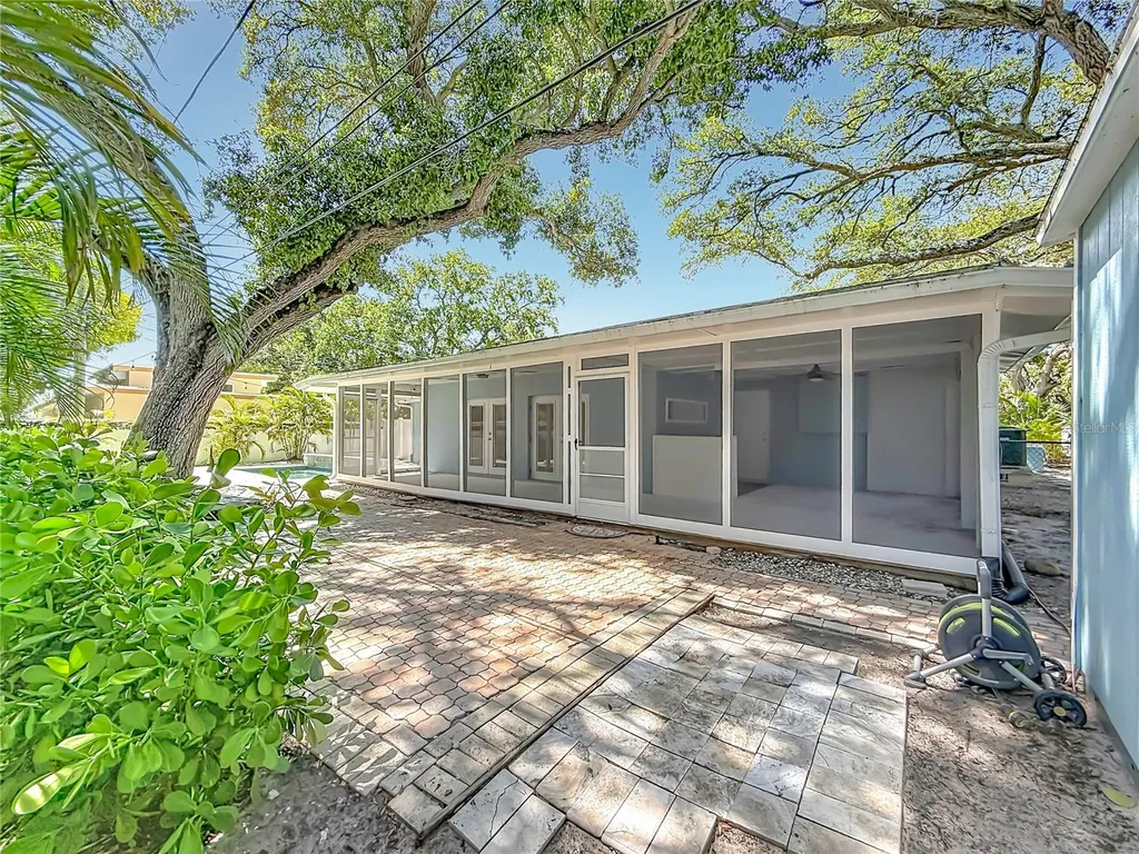 8270 30th Avenue N St Petersburg FL 33710