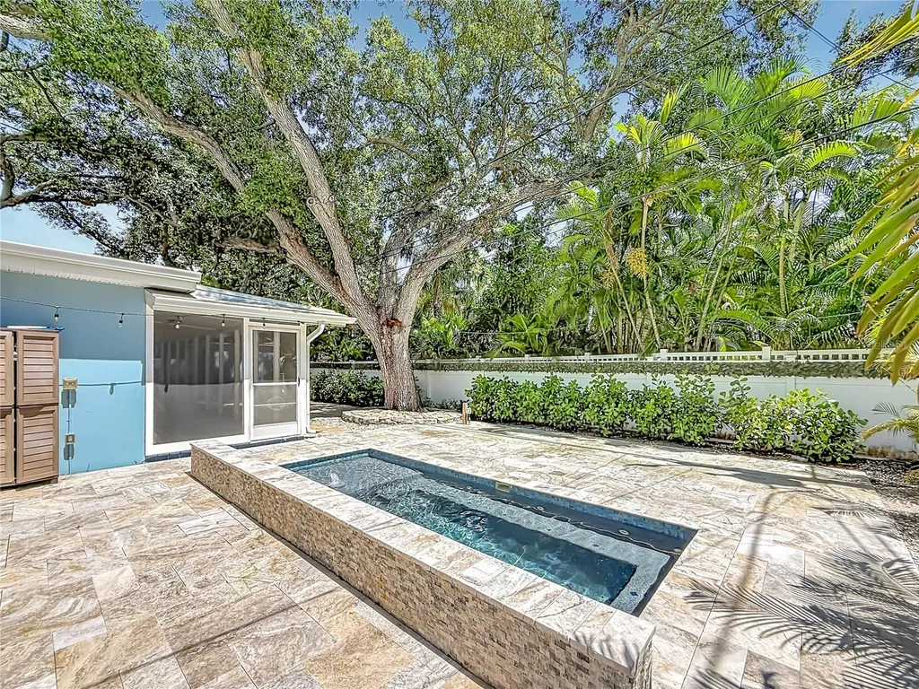 8270 30th Avenue N St Petersburg FL 33710