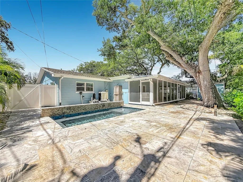 8270 30th Avenue N St Petersburg FL 33710