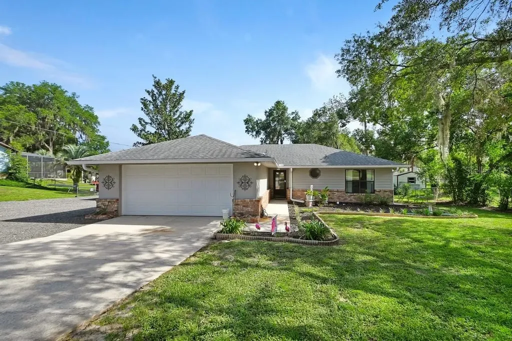 235 W Retta Street De Leon Springs FL 32130