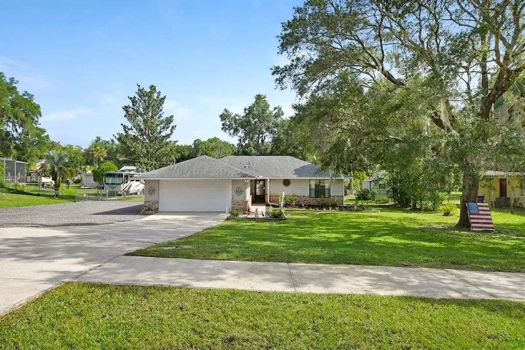 235 W Retta Street De Leon Springs FL 32130