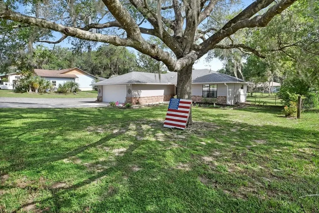 235 W Retta Street De Leon Springs FL 32130