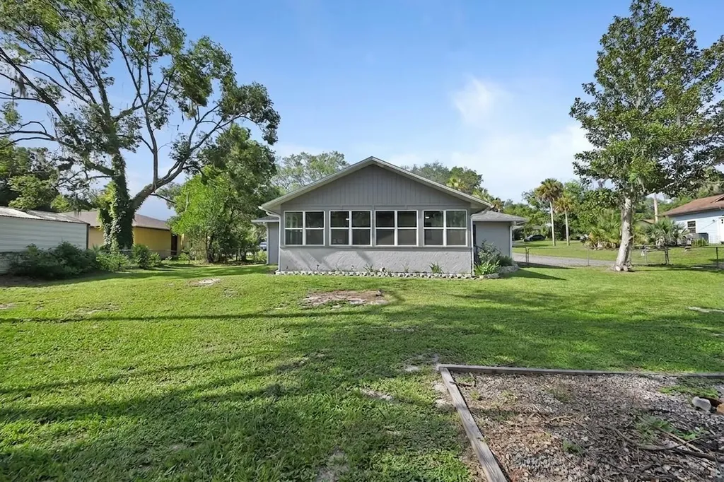 235 W Retta Street De Leon Springs FL 32130