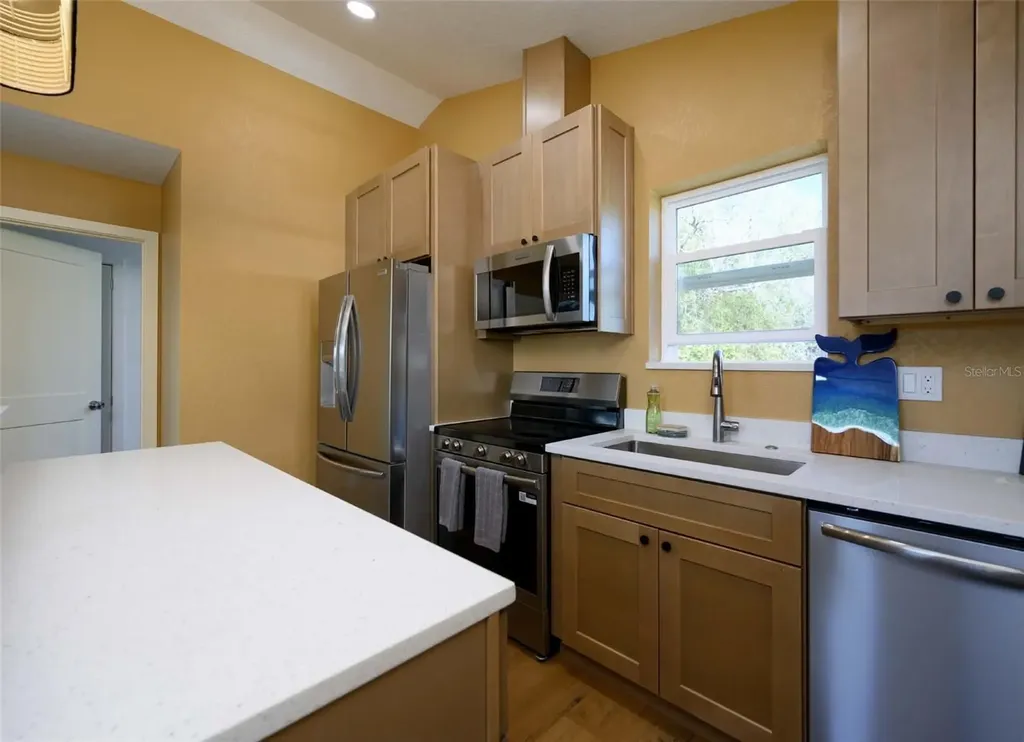 2324 1/2 Burlington Ave N St Petersburg FL 33713