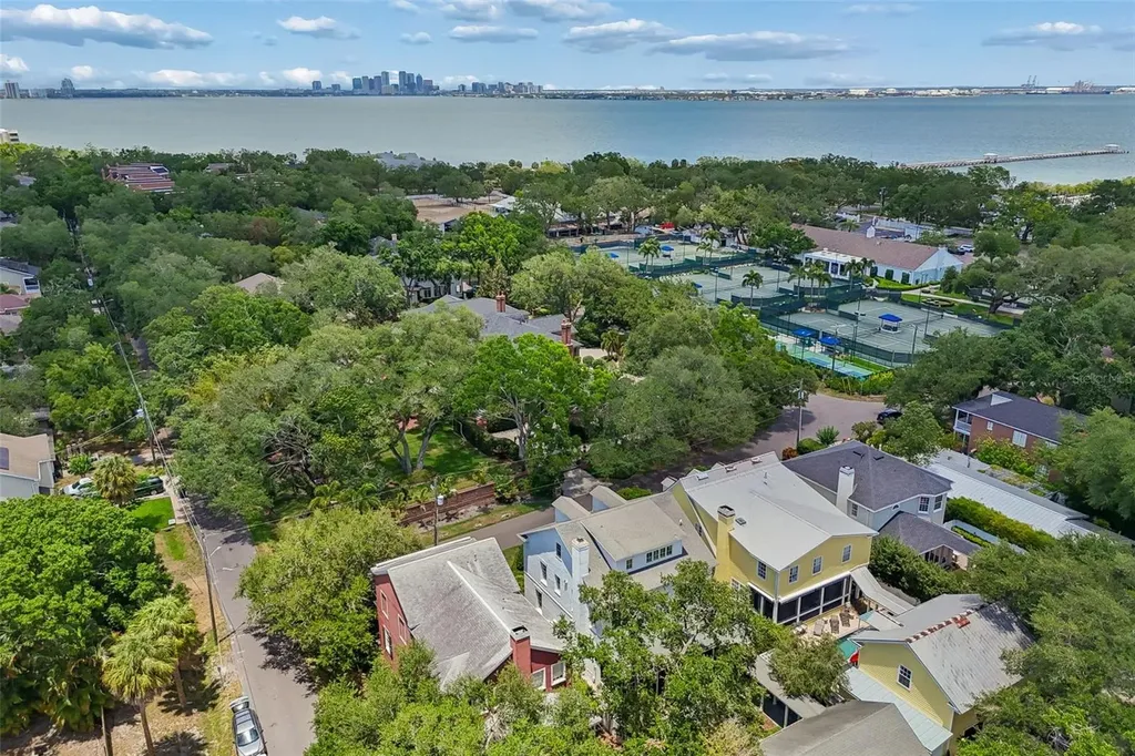 2414 W Country Club Avenue Tampa FL 33611