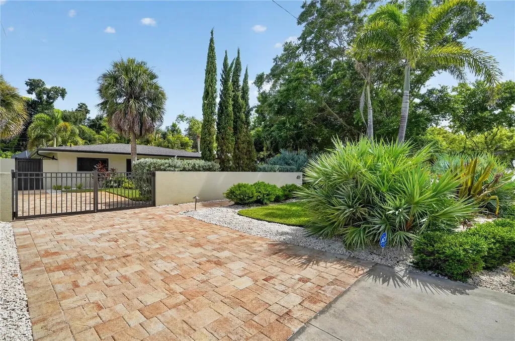 418 Sapphire Drive Sarasota FL 34234