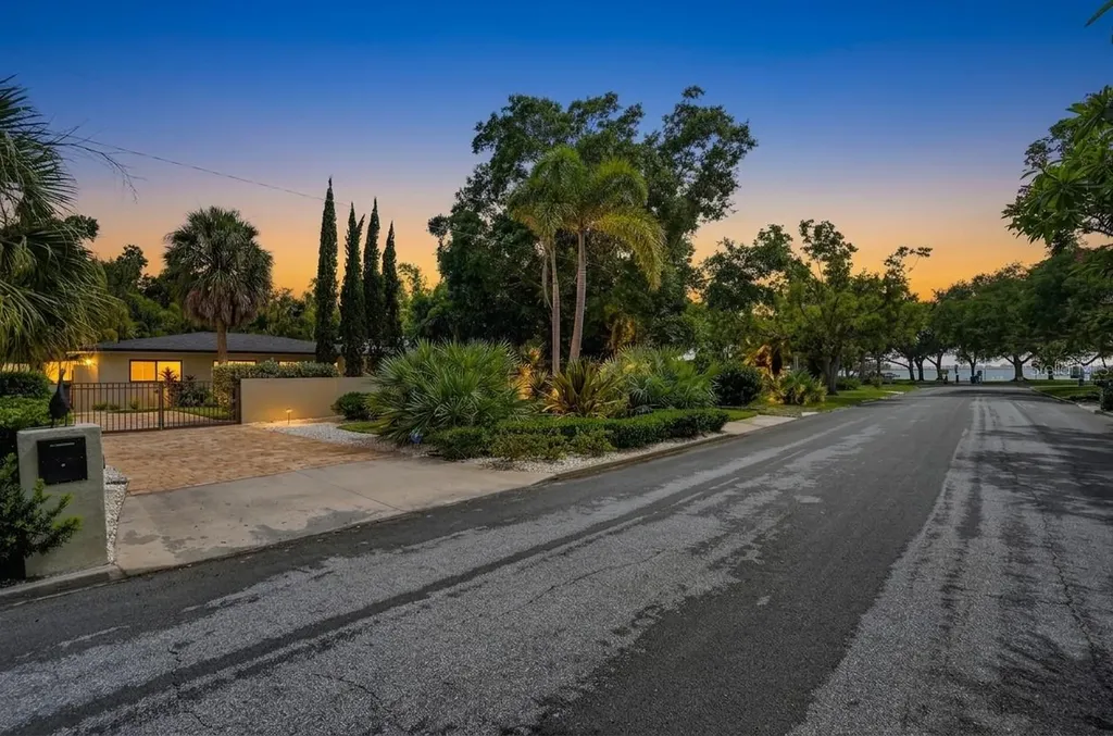 418 Sapphire Drive Sarasota FL 34234