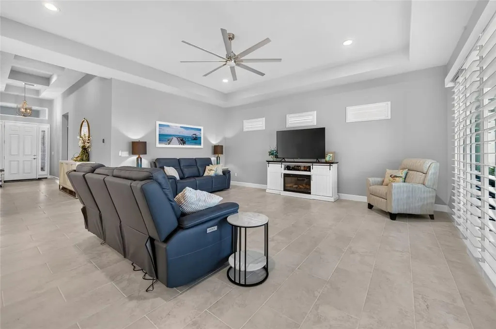 305 Aquamarine Way Daytona Beach FL 32124