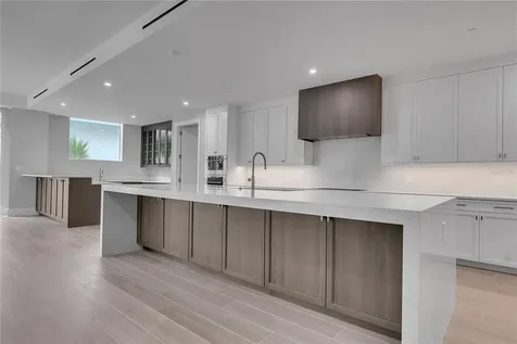 70 Avenida Veneccia Sarasota FL 34242
