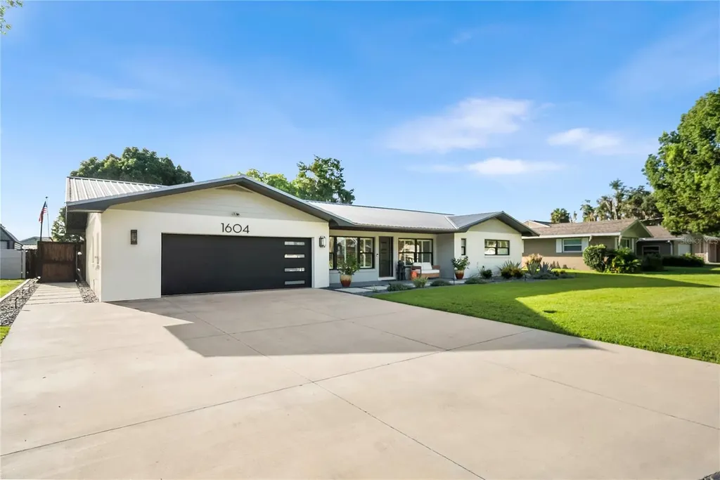 1604 Orange Avenue Tavares FL 32778