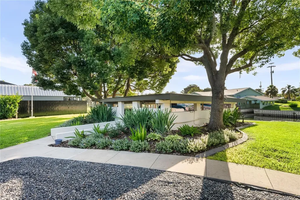 1604 Orange Avenue Tavares FL 32778
