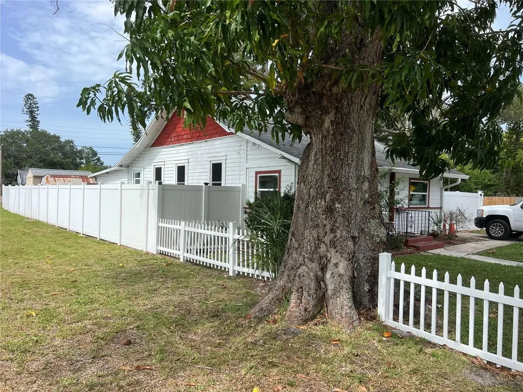 526 14th Avenue S St Petersburg FL 33701