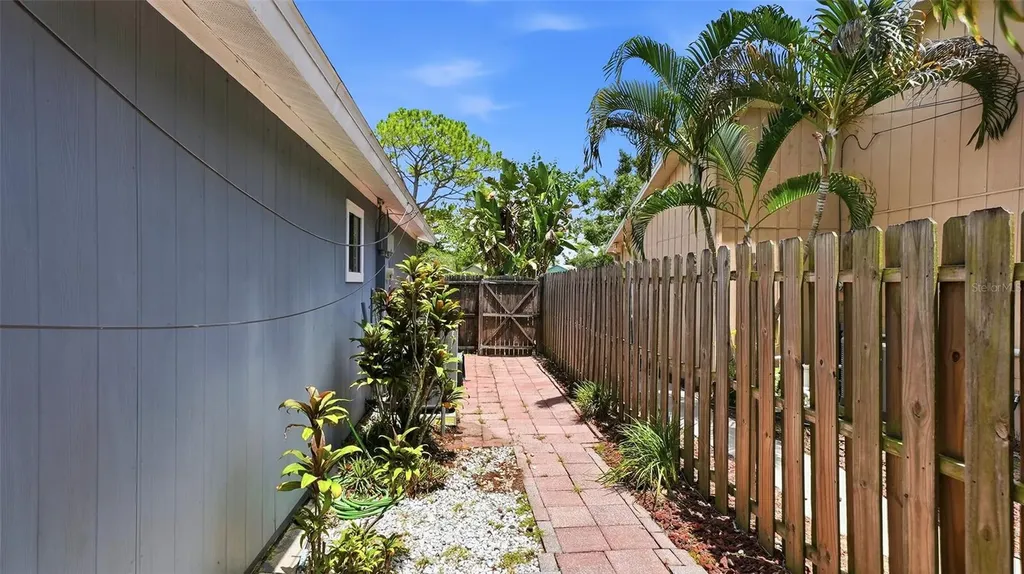 3944 Palau Drive Sarasota FL 34241