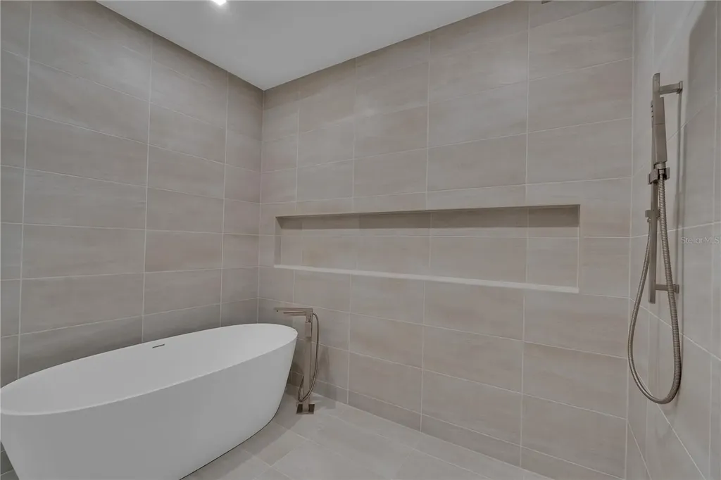70 Avenida Veneccia Sarasota FL 34242