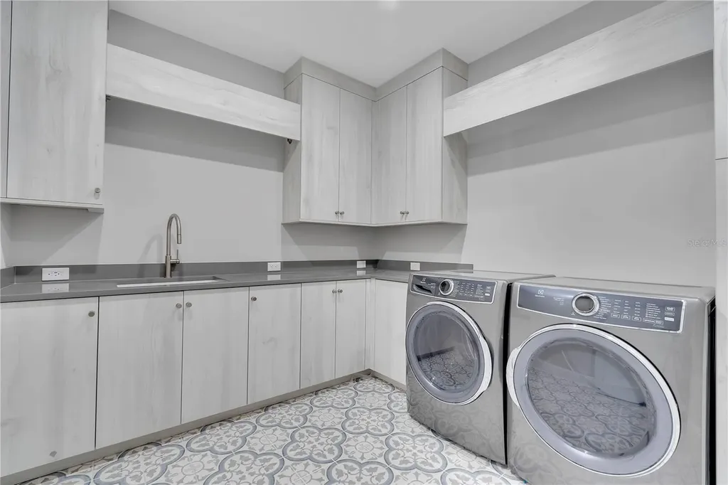 70 Avenida Veneccia Sarasota FL 34242