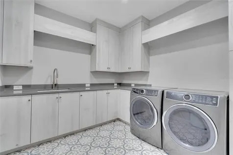 70 Avenida Veneccia Sarasota FL 34242