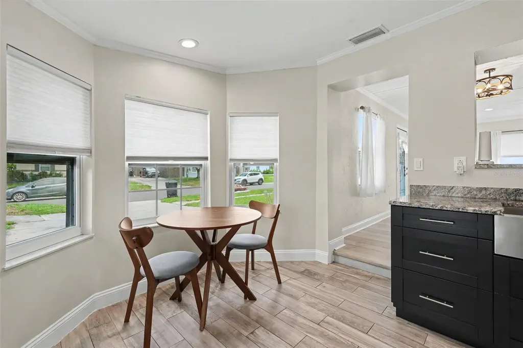 860 86th Avenue N St Petersburg FL 33702