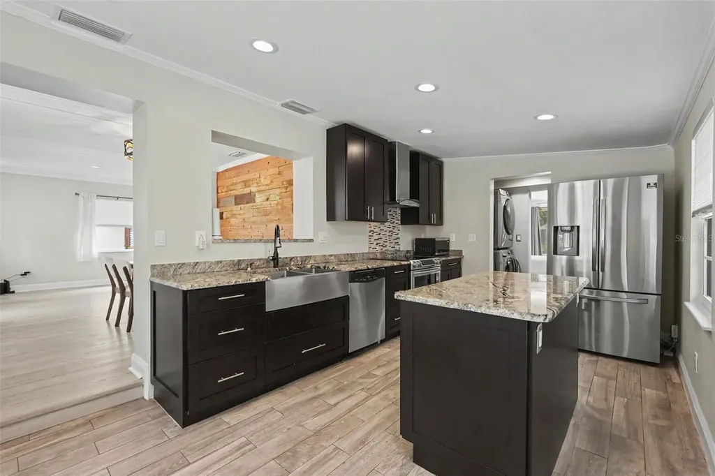 860 86th Avenue N St Petersburg FL 33702