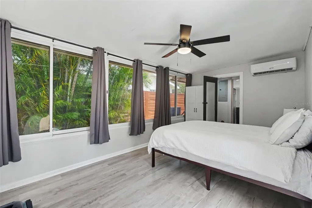 860 86th Avenue N St Petersburg FL 33702