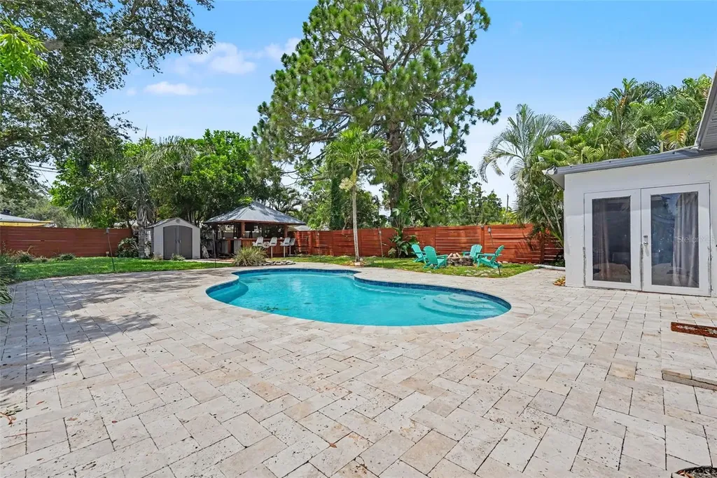 860 86th Avenue N St Petersburg FL 33702