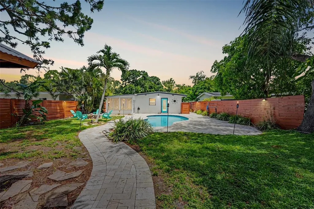 860 86th Avenue N St Petersburg FL 33702