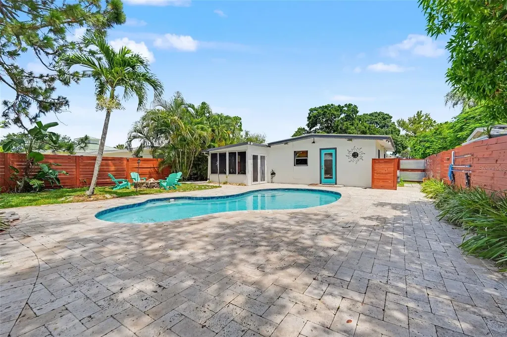 860 86th Avenue N St Petersburg FL 33702