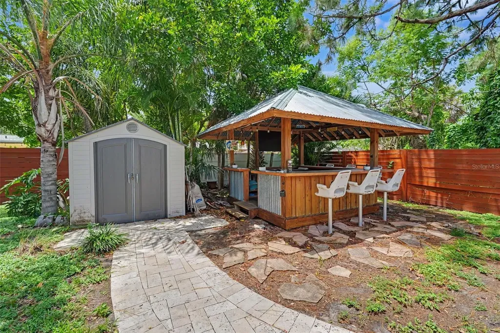 860 86th Avenue N St Petersburg FL 33702