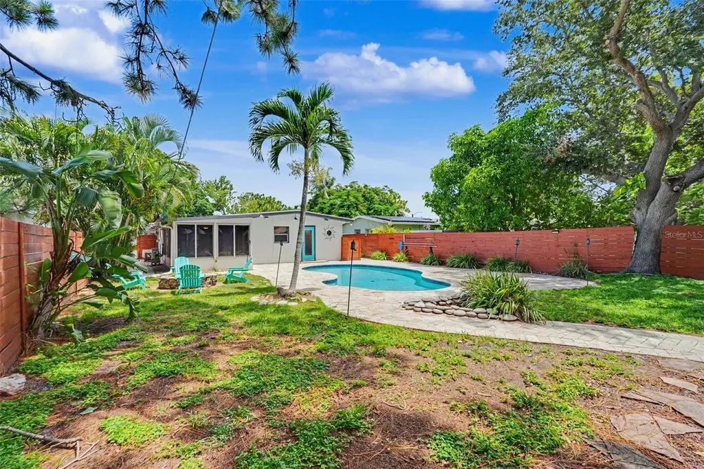 860 86th Avenue N St Petersburg FL 33702