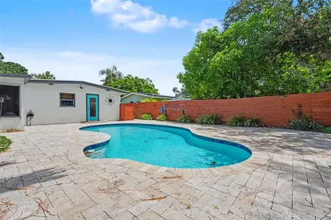 860 86th Avenue N St Petersburg FL 33702