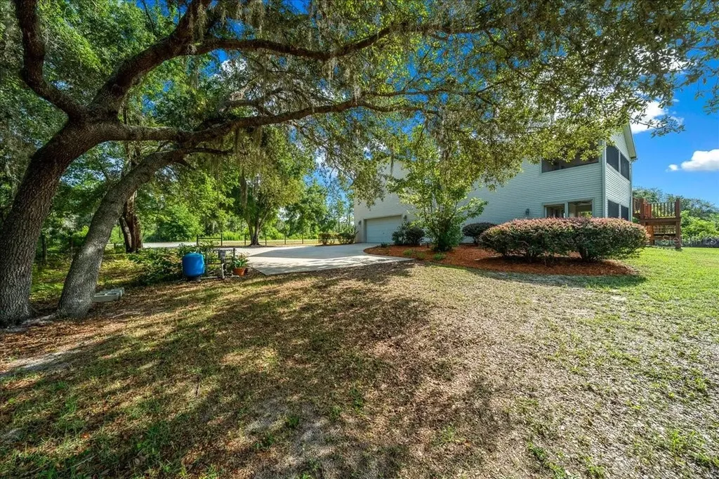 206 Malauka Radial Ocklawaha FL 32179