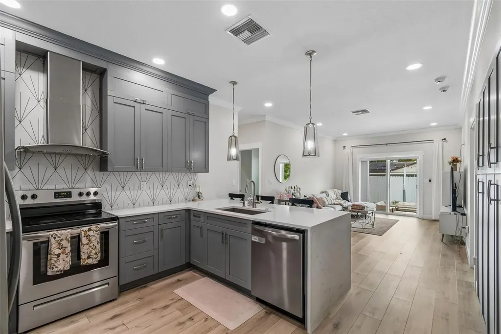 1901 W Cluster Avenue Tampa FL 33604