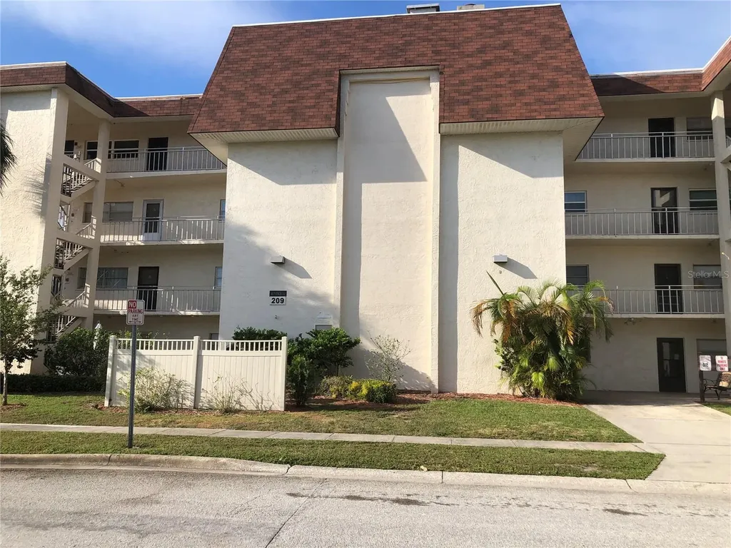 209 NE Lincoln Circle N St Petersburg FL 33702