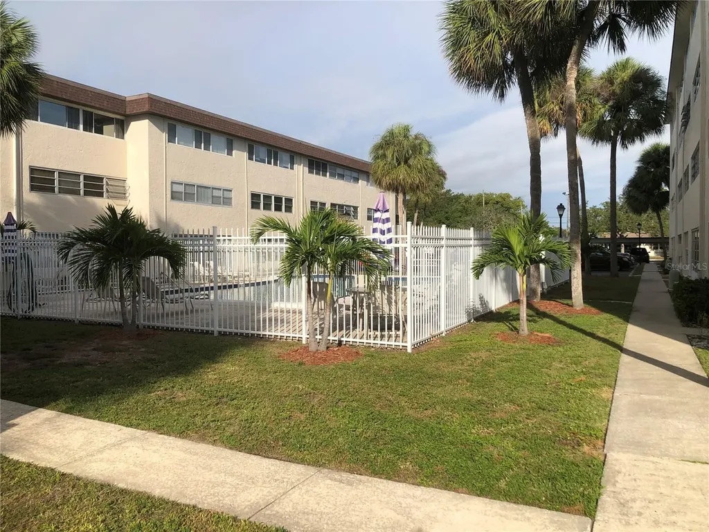 209 NE Lincoln Circle N St Petersburg FL 33702