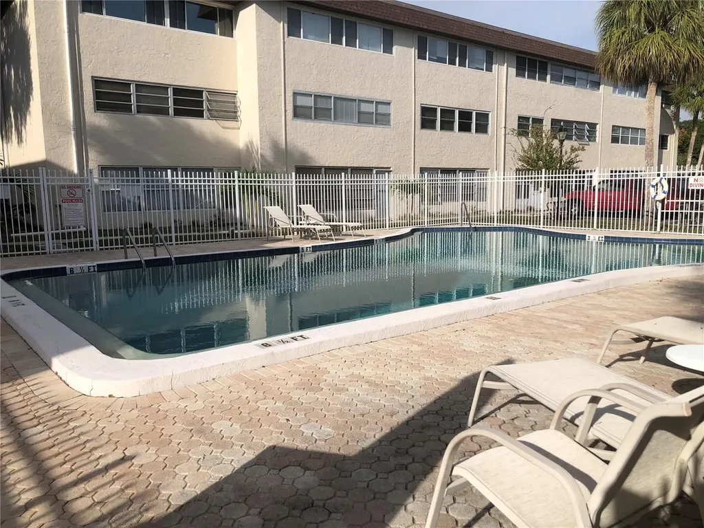 209 NE Lincoln Circle N St Petersburg FL 33702