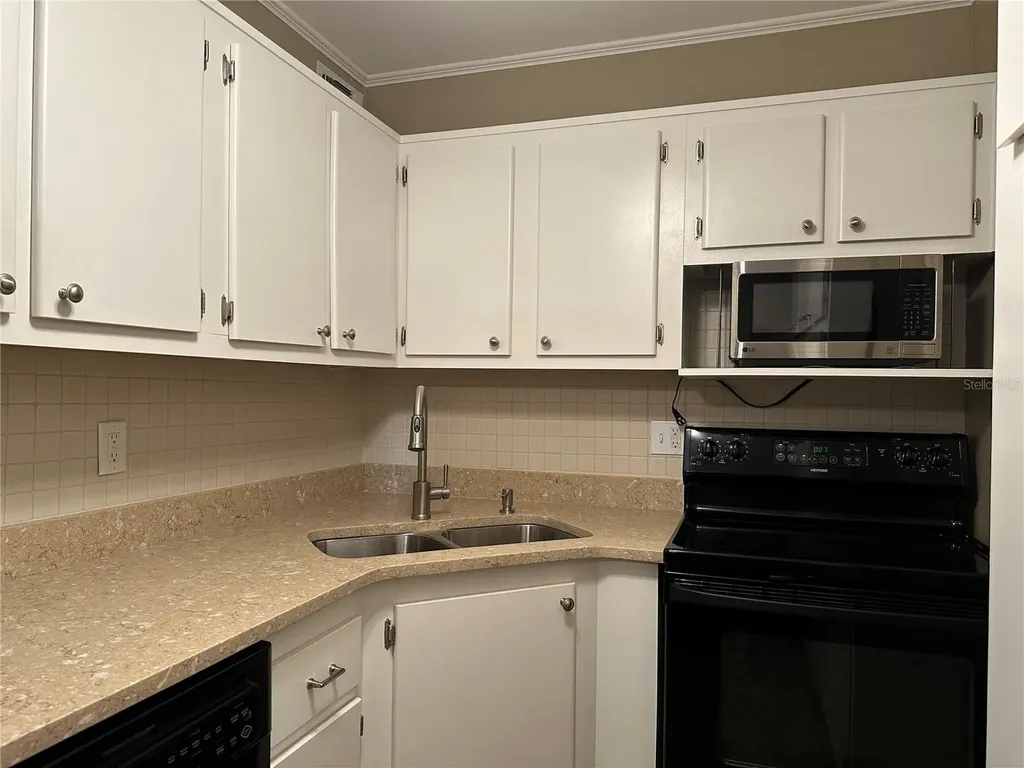 209 NE Lincoln Circle N St Petersburg FL 33702