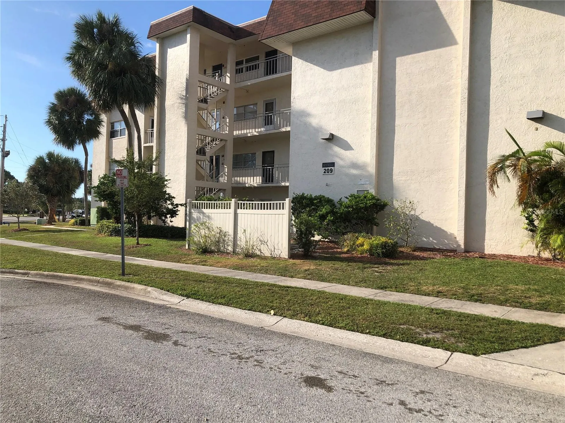 209 NE Lincoln Circle N St Petersburg FL 33702