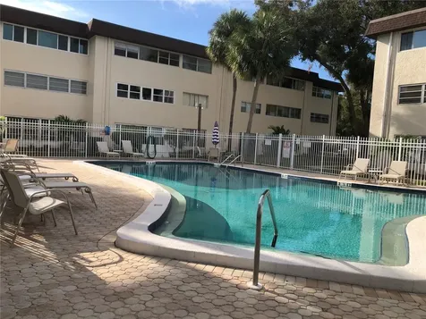 209 NE Lincoln Circle N St Petersburg FL 33702