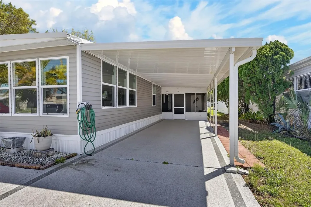 37036 8th Avenue Zephyrhills FL 33542