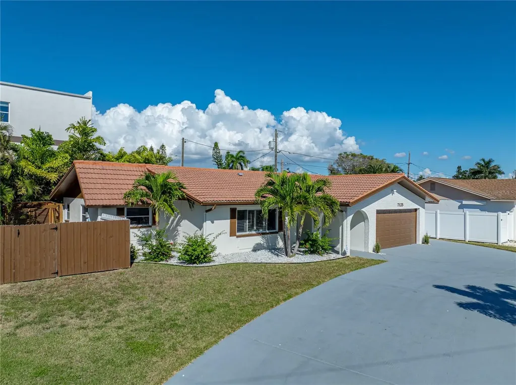 7125 S Shore Drive S South Pasadena FL 33707