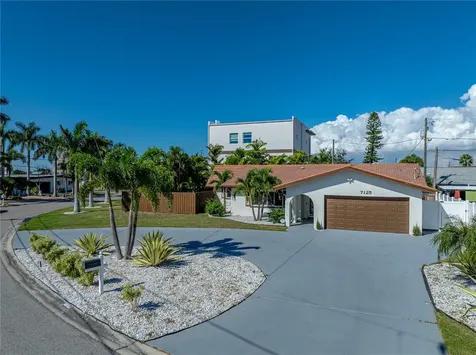 7125 S Shore Drive S South Pasadena FL 33707