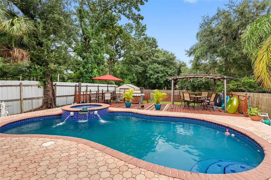 10407 N Woodmere Road Tampa FL 33617
