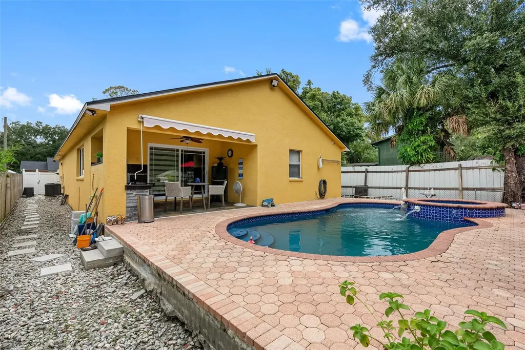 10407 N Woodmere Road Tampa FL 33617