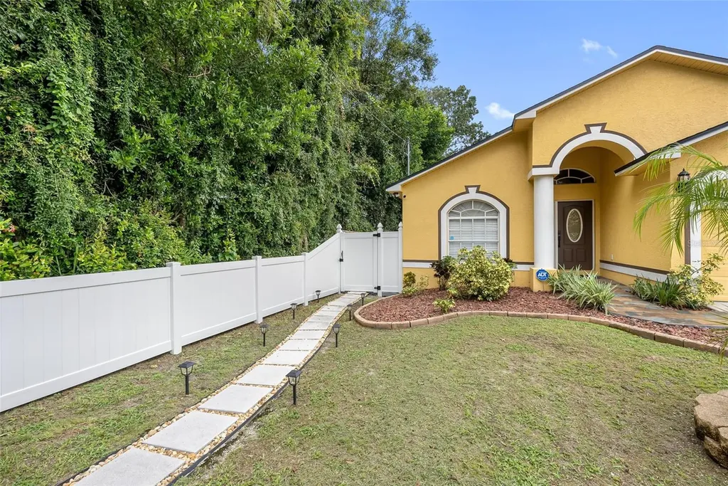 10407 N Woodmere Road Tampa FL 33617