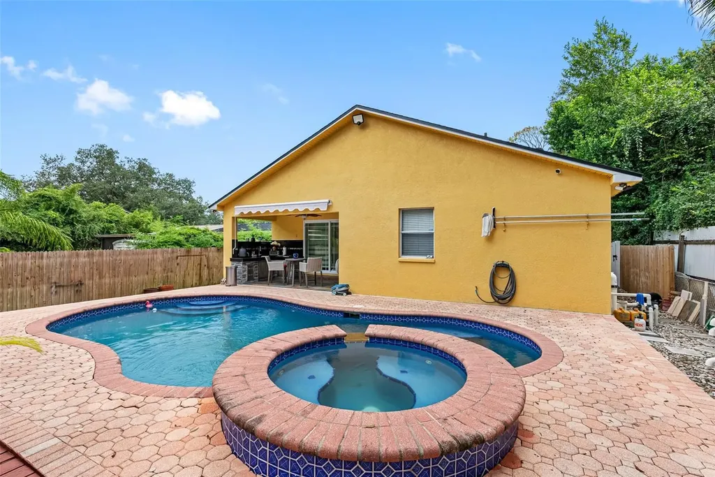 10407 N Woodmere Road Tampa FL 33617
